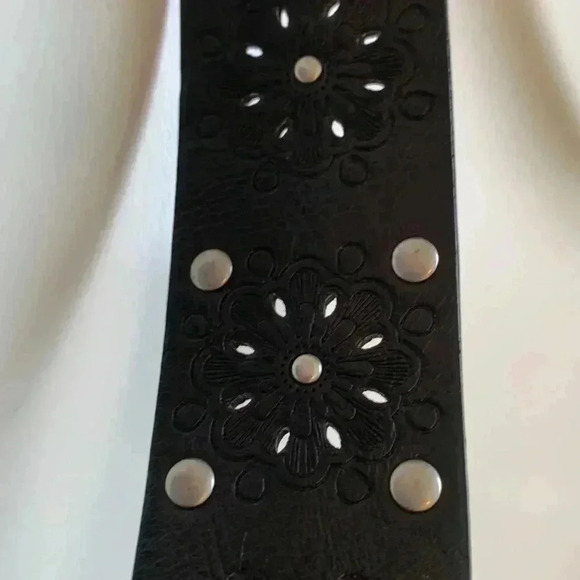 Source  Unknown faux leather belt w embossed floral motif and silver buckle - Picture 4 of 9